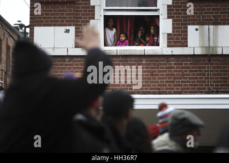 Denver, Colorado, États-Unis. 16 janvier, 2017. Enfants qui la regardent, et vague comme le Martin Luther King Jr. Marade passe à Denver, Colorado. L'événement présentait un défilé et mars où les représentants de la ville, les politiciens, et les membres de la communauté se sont réunis pour célébrer l'héritage de Martin Luther King, et exprimer leur opinion sur les questions sociales. Credit : Eliott Foust/ZUMA/Alamy Fil Live News Banque D'Images