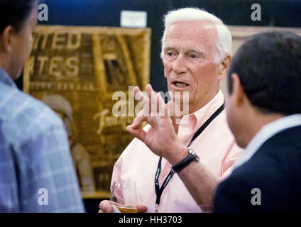 Eugene Andrew Cernan des gènes '(Mars 14, 1934 - janvier 16, 2017), était un aviateur naval américain, ingénieur électricien, ingénieur aéronautique, pilote de chasse, et l'astronaute de la NASA. Il s'est rendu dans l'espace trois fois : en tant que pilote de Gemini 9A en juin 1966, en tant que pilote du module lunaire d'Apollo 10 en mai 1969, et en tant que commandant d'Apollo 17 en décembre 1972, le dernier atterrissage lunaire Apollo. Cernan est la onzième personne à marcher sur la Lune. Sur la photo : le 31 mai 2012 - L'astronaute Gene CERNAN à Spacefest IV Convention. Credit : Seberger/ZUMAPRESS.com/Alamy Live News Banque D'Images