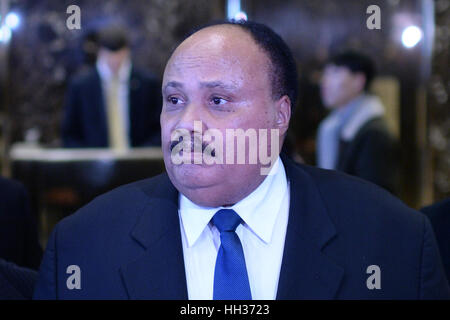 New York, USA. 16 janvier, 2017. Martin Luther King III parle aux membres de la presse après une réunion avec le président élu, M. Donald J. Trump dans le hall de la Trump Tower à New York. Crédit : Anthony Behar/piscine par CNP /MediaPunch Banque D'Images