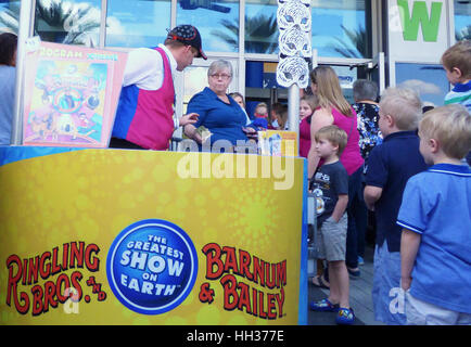 Orlando, USA. 16 janvier, 2017. Les gens attendent en ligne pour saisir l'Amway Center d'Orlando, en Floride, pour voir la performance finale de l'Orlando Ringling Brothers and Barnum et Bailey Circus. Le cirque a annoncé le 14 janvier 2017, qu'il aura sa performance finale en mai, après un 146 ans, citant la baisse de participation et les coûts élevés d'exploitation. Crédit : Paul Hennessy/Alamy Live News Banque D'Images