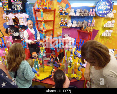 Orlando, USA. 16 janvier, 2017. Les gens achètent des souvenirs à l'Amway Center d'Orlando, en Floride après avoir assisté à la performance finale de l'Orlando Ringling Brothers and Barnum et Bailey Circus. Le cirque a annoncé le 14 janvier 2017, qu'il aura sa performance finale en mai, après un 146 ans, citant la baisse de participation et les coûts élevés d'exploitation. Crédit : Paul Hennessy/Alamy Live News Banque D'Images