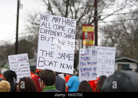 San Antonio, États-Unis d'Amérique. 16 janvier, 2017. Les manifestants holding signs au cours de l'Assemblée Martin Luther King Jr. mars à San Antonio, Texas. Plusieurs milliers de personnes ont assisté à la 30e anniversaire de la ville de célébrer les droits civils américains mars, Martin Luther King, Jr. : Michael Crédit Argent/Alamy Live News Banque D'Images