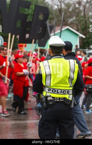 San Antonio, États-Unis d'Amérique. 16 janvier, 2017. A San Antonio (Texas) office de police observe l'Assemblée Martin Luther King Jr. mars à San Antonio, Texas. Plusieurs milliers de personnes ont assisté à la 30e anniversaire de la ville de célébrer les droits civils américains mars, Martin Luther King, Jr. : Michael Crédit Argent/Alamy Live News Banque D'Images