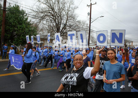 San Antonio, États-Unis d'Amérique. 16 janvier, 2017. Représentant les marcheurs (San Antonio, Texas) Alamo Collèges holding signs au cours de l'assemblée, Martin Luther King Jr. mars à San Antonio, Texas. Plusieurs milliers de personnes ont assisté à la 30e anniversaire de la ville de célébrer les droits civils américains mars, Martin Luther King, Jr. : Michael Crédit Argent/Alamy Live News Banque D'Images