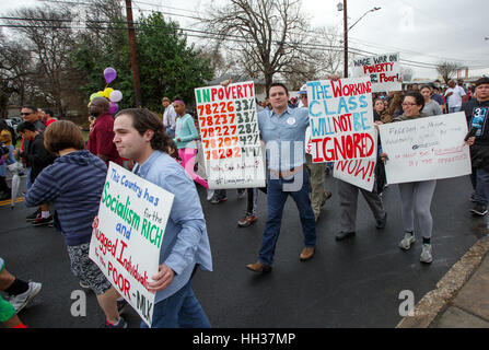 San Antonio, États-Unis d'Amérique. 16 janvier, 2017. Les manifestants holding signs au cours de l'Assemblée Martin Luther King Jr. mars à San Antonio, Texas. Plusieurs milliers de personnes ont assisté à la 30e anniversaire de la ville de célébrer les droits civils américains mars, Martin Luther King, Jr. : Michael Crédit Argent/Alamy Live News Banque D'Images