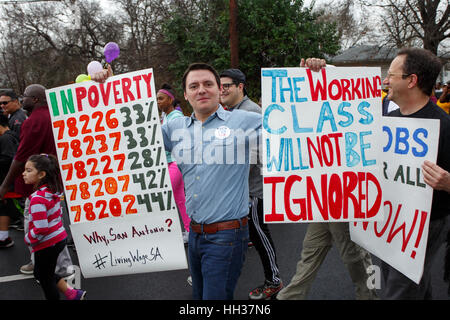 San Antonio, États-Unis d'Amérique. 16 janvier, 2017. Les manifestants holding signs au cours de l'Assemblée Martin Luther King Jr. mars à San Antonio, Texas. Plusieurs milliers de personnes ont assisté à la 30e anniversaire de la ville de célébrer les droits civils américains mars, Martin Luther King, Jr. : Michael Crédit Argent/Alamy Live News Banque D'Images