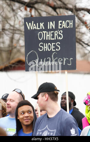 San Antonio, États-Unis d'Amérique. 16 janvier, 2017. Les manifestants holding signs au cours de l'Assemblée Martin Luther King Jr. mars à San Antonio, Texas. Plusieurs milliers de personnes ont assisté à la 30e anniversaire de la ville de célébrer les droits civils américains mars, Martin Luther King, Jr. : Michael Crédit Argent/Alamy Live News Banque D'Images