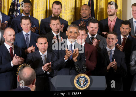 Washington, USA. 16 janvier, 2017. Le président américain Barack Obama (C) applaudit lors d'une manifestation organisée pour accueillir les Cubs de Chicago à la Maison Blanche pour célébrer leur victoire de la Série mondiale 2016. Crédit : Michael Reynolds/piscine par CNP /MediaPunch Banque D'Images