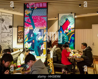 Shanghai, Chine. 16 janvier, 2017. **Un usage éditorial uniquement. Chine OUT** Divers peintures paysannes Jinshan peut être vu sur le mur d'un restaurant à Shanghai. Le paysan Jinshan tableaux, l'un des types d'art populaire traditionnel de Shanghai, ont été lancés dans les années 1970. Credit : ZUMA Press, Inc./Alamy Live News Banque D'Images