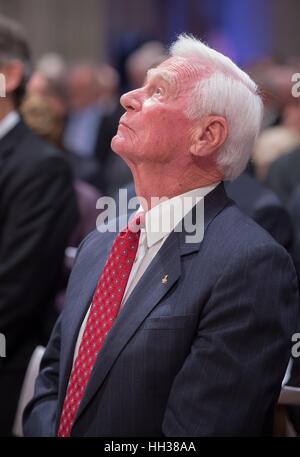 Photos de fichier : le 16 janvier 2017. Le commandant de la mission Apollo 17 Gene Cernan, le dernier homme à marcher sur la lune, regarde le ciel pendant un service commémoratif célébrant la vie de Neil Armstrong à la cathédrale nationale de Washington, 13 septembre 2012 à Washington, DC. Gene Cernan, le dernier homme à marcher sur la lune, est mort à l'âge de 82 ans, entouré de sa famille le 16 janvier 2017. Credit : Planetpix/Alamy Live News Banque D'Images