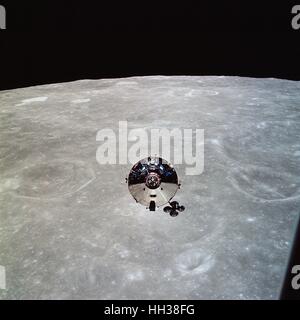 22 mai, 1962. L'Apollo 10 module de commande (CM) Charlie Brown est vu depuis le module lunaire (LM) Snoopy après la séparation dans l'orbite lunaire. Cette photo fait partie de l'ouvrage 'Apollo : à travers les yeux des astronautes' publié pour souligner le 40e anniversaire du premier atterrissage lunaire habité le 20 juillet 1969. Credit : NASA via CNP /MediaPunch Banque D'Images