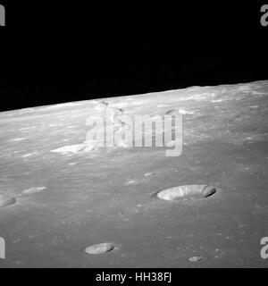 Mai, 1969. Cette vue oblique avant élevée de Rima Ariadaeus sur la lune a été photographiée par l'équipage d'Apollo 10. Les coordonnées du centre sont situés à 17 degrés, 5 minutes de longitude est et 5 degrés, 0 minutes de latitude nord. L'équipage d'Apollo 10 en vue d'une caméra 70mm à la surface de l'orbite lunaire pour une série d'images de cette zone. Credit : NASA via CNP /MediaPunch Banque D'Images