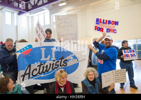 Westbury, USA. Le 15 janvier 2017. Les membres du groupe de militants LI apportent une grande bannière et les panneaux pour la première 'Notre' Rassemblement contre républicains portant abrogation de la Loi sur les soins abordables, ACA. Un signe a été 'abrogation sans remplacer est un meurtre prémédité, et un autre a été 'ELLISON POUR DNC" en faveur de Keith Ellison Rép. démocratique pour le président du Comité national. Credit : Ann E Parry/Alamy Live News Banque D'Images