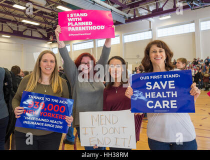 Westbury, USA. Le 15 janvier 2017. L-R, Sue Moller de Merrick, Amy Budd de Bellmore, Stefana Muller de Babylone, et Beth McManus de Seaford, les administrateurs de l'ensemble nous allons Long Island, TWWLI, sont maintenant à l'pancartes 'Notre premier Stand' Rassemblement contre républicains portant abrogation de la Loi sur les soins abordables, ACA. Il a été l'un des dizaines de Bernie Sanders rallyes nationaux en matière de soins de santé que le dimanche. Credit : Ann E Parry/Alamy Live News Banque D'Images