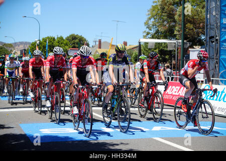 Adélaïde, Australie. 17 janvier 2017. Étape 1 pour Hostworks *** Lyndoch, Santos Tour Down Under. Damien Howson (Aus} Orica-Scott d'équipe a travaillé dur pour l'équipe menant le peleton. Crédit : Peter Mundy/Alamy Live News Banque D'Images