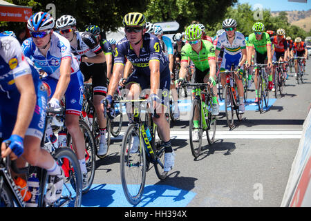 Adélaïde, Australie. 17 janvier 2017. Étape 1 pour Hostworks *** Lyndoch, Santos Tour Down Under. Simon Gerrans (Aus) d'Orica-Scott dans le peleton en passant par Lynoch sur un tour de boucle. Crédit : Peter Mundy/Alamy Live News Banque D'Images