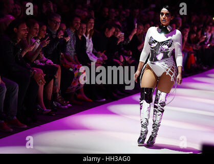 Berlin, Allemagne. 16 janvier, 2017. Un modèle sur le podium pendant le make-up show de Maybelline New York, tendances chaudes Xhibition, partie de Berlin Fashion Week, à Berlin, Allemagne, 16 janvier 2017. Photo : Jens Kalaene Zentralbild-/dpa/dpa/Alamy Live News Banque D'Images