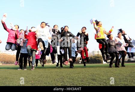 Shanghai, Beijing, Chine. 17 Jan, 2017. Lianyungang, Chine 17 janvier 2017 : (usage éditorial uniquement. Chine OUT) Les élèves commencent leurs 25 jours de vacances d'hiver dans le comté de Donghai, Lianyungang, Chine de l'est de la province de Jiangsu, Janvier 17th, 2017. Les vacances d'hiver commence à partir de 18 janvier et dure jusqu'à ce que Février 12th, 2017. Crédit : SIPA Asie/ZUMA/Alamy Fil Live News Banque D'Images