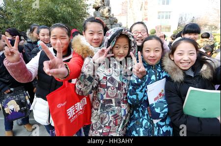 Shanghai, Beijing, Chine. 17 Jan, 2017. Lianyungang, Chine 17 janvier 2017 : (usage éditorial uniquement. Chine OUT) Les élèves commencent leurs 25 jours de vacances d'hiver dans le comté de Donghai, Lianyungang, Chine de l'est de la province de Jiangsu, Janvier 17th, 2017. Les vacances d'hiver commence à partir de 18 janvier et dure jusqu'à ce que Février 12th, 2017. Crédit : SIPA Asie/ZUMA/Alamy Fil Live News Banque D'Images