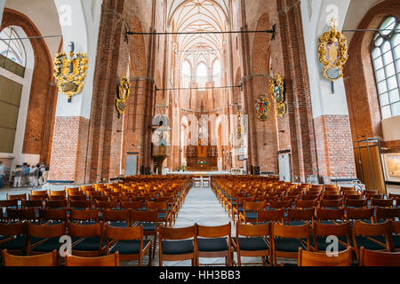 Riga, Lettonie - 1 juillet 2016 : La nef de l'église Saint Pierre de l'intérieur, la partie centrale du bâtiment de l'Église pour les paroissiens d'hébergement. Banque D'Images