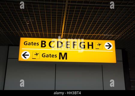 Un témoin lumineux jaune à l'aéroport avec les numéros de vols au départ de la porte Banque D'Images