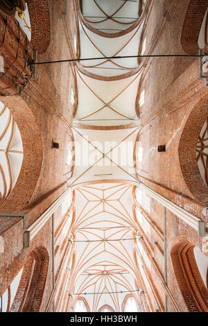 Riga, Lettonie - 1 juillet 2016 : Le plafond gothique voûté de la église évangélique luthérienne du soleil. L'intérieur de la paroisse et Famou Banque D'Images