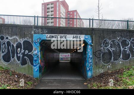 Passage inférieur pour piétons couverts de graffitis dans la région de Lawrence Hill Bristol Banque D'Images