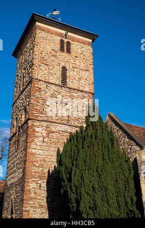 Une vue de la magnifique tour de Saxon de l'église Holy Trinity dans la ville historique de Colchester, Essex. Banque D'Images