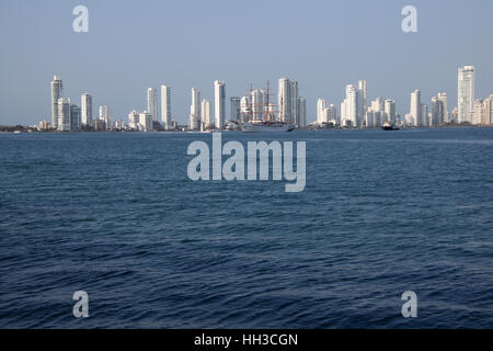 Les toits de la ville de Carthagène, Colombie au cours de l'entrée du port de l'océan des Caraïbes, l'Amérique du Sud. Banque D'Images