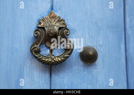 Poignée de porte ouvragée traditionnels heurtoir ou contre une porte en bois peint bleu, Cartagena, Colombie. Banque D'Images