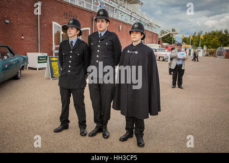 Trois vintage policier en parade à l'hippodrome de Goodwood. Banque D'Images