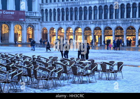 Neige au Café Florian, la Place Saint-Marc, Venise, Italie, en hiver. Banque D'Images