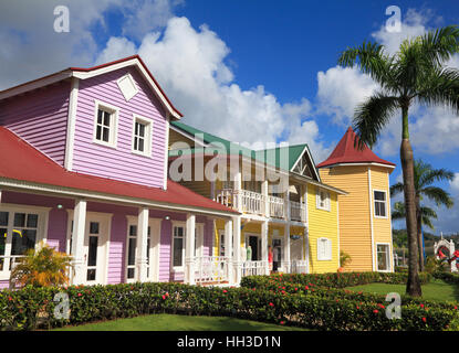 Les maisons en bois peintes de couleurs vives des Caraïbes à Samana, République Dominicaine Banque D'Images