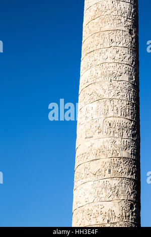 La colonne de Trajan dans la lumière du matin à Rome, Italie. Banque D'Images