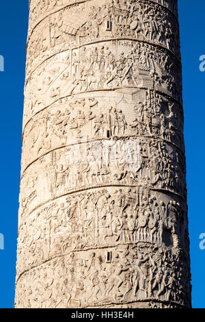 La colonne de Trajan dans la lumière du matin à Rome, Italie. Banque D'Images