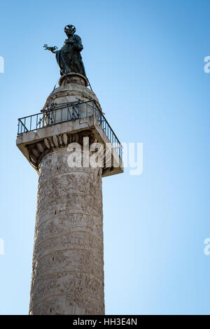 La colonne de Trajan dans la lumière du matin à Rome, Italie. Banque D'Images