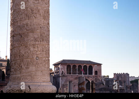 La colonne de Trajan dans la lumière du matin à Rome, Italie au cours de l'été. Banque D'Images