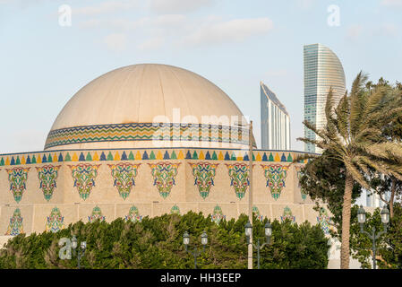 Théâtre d'Abu Dhabi. Situé sur la Corniche, le bâtiment du théâtre national d'Abu Dhabi est un bâtiment historique Banque D'Images