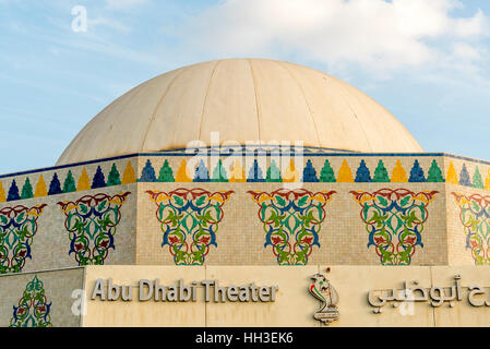 Théâtre d'Abu Dhabi. Situé sur la Corniche, le bâtiment du théâtre national d'Abu Dhabi est un bâtiment historique Banque D'Images