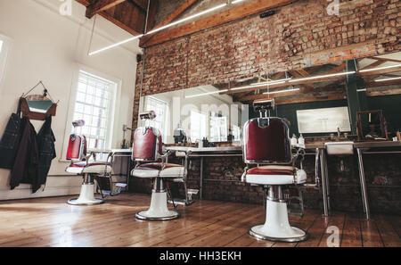 Coup de chaises vides horizontaux dans un style rétro de barbier. Salon de coiffure de l'intérieur. Banque D'Images