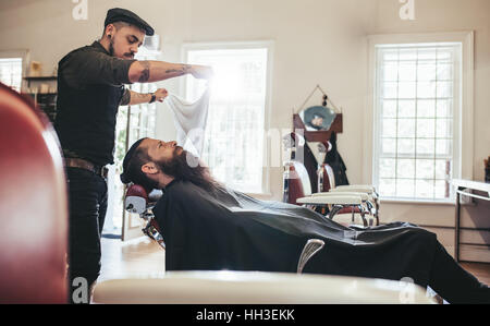 Salon de coiffure et de toilettage de finition en prenant soin de client dans un salon de barbier Banque D'Images