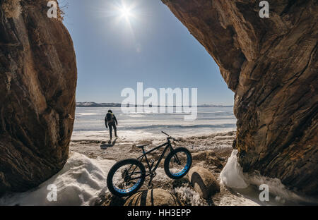 Fatbike aussi appelé vélo fat ou fat-vélo pneus vélo - sur roues pneu large. Cycliste va à son vélo sur le lac gelé. Banque D'Images