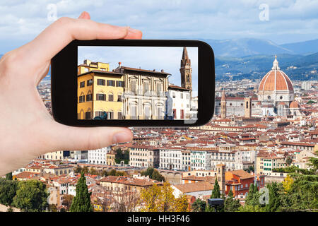 Travel Concept - photographies touristiques maisons dans la ville de Florence en Italie sur le smartphone. Banque D'Images