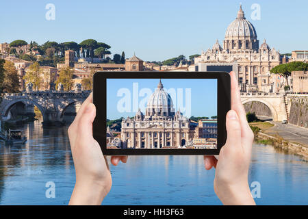 Travel Concept - photographies touristiques Basilique Saint Pierre de Rome sur tablet en Italie Banque D'Images