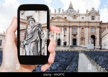 Travel Concept - photographies touristiques statue de l'Apôtre Paul en face de la Basilique Saint Pierre au Vatican sur smartphone en Italie Banque D'Images