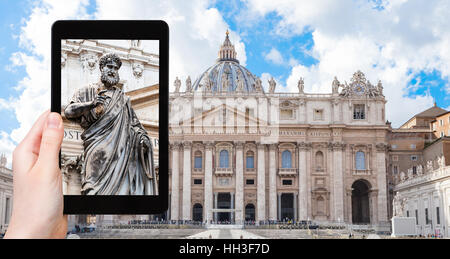 Travel Concept - photographies touristiques St Peter statue en face de la Basilique dans la Cité du Vatican sur tablette en Italie Banque D'Images