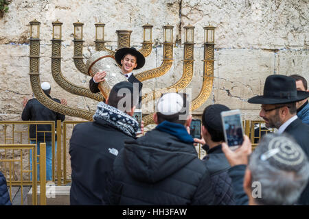 Les juifs célèbrent la Bar Mitzvah au mur des lamentations, vieille ville de Jérusalem, Israël Banque D'Images