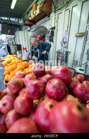 Vendeur des produits frais jus de grenade, Jérusalem, Israël. Banque D'Images