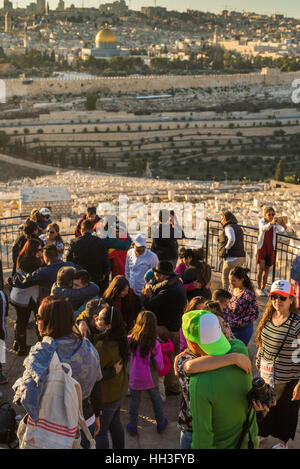 Les touristes sur le point de vue sur le Mont des Oliviers, Jérusalem, Israël. Banque D'Images