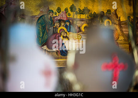 Les lampes dans l'église Saint Sépulcre, Jérusalem, Israël Banque D'Images